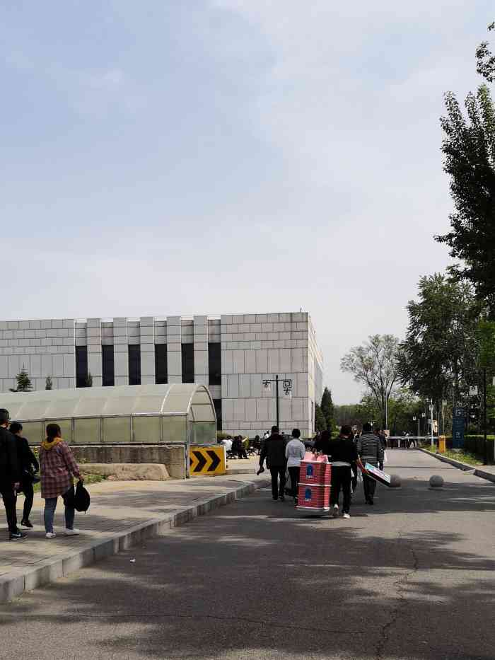 沈阳市回龙岗墓园停车场-"人在的时候总以为来日方长什么都有机会.