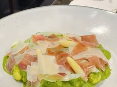 意大利土豆球 · 时令白芦笋 · 火腿-LESCEDARS Brasserie Bistro香柏树