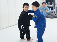 -菠萝格斗巴西柔术训练馆