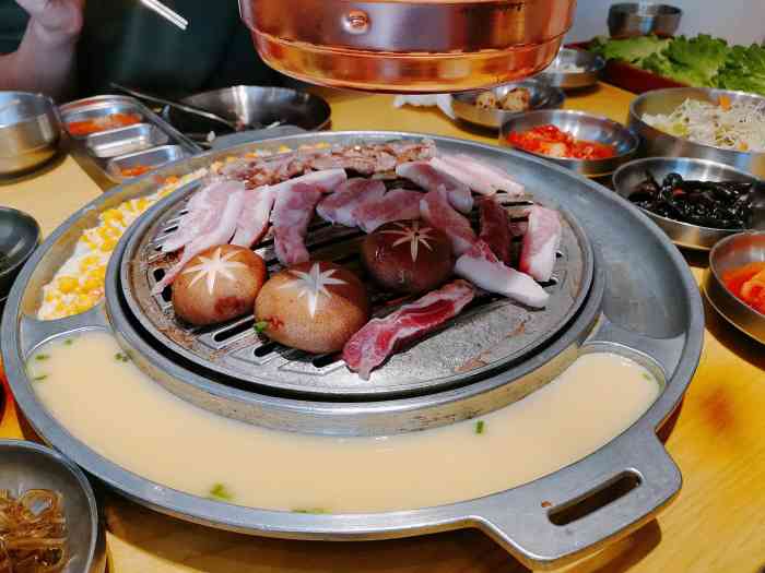 金达莱碳烤肉(车公庙店)-"小菜很多,上来的时候吓了一跳.用的vip.