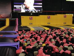 -嘿哟动霸CHUA·新潮玩运动娱乐中心·蹦床滑冰团建乐园