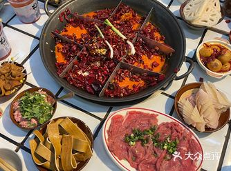 家人们，这家值得打卡的社区火锅和梅见联名，九街总财我