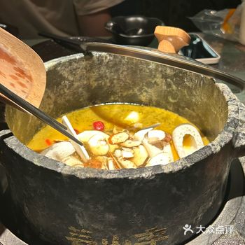 云南菌子汤味道鲜美，汤色清亮