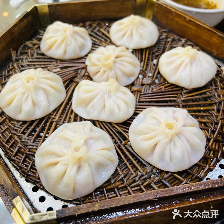 贾三灌汤包，牛肉汤包+八宝粥闭眼入