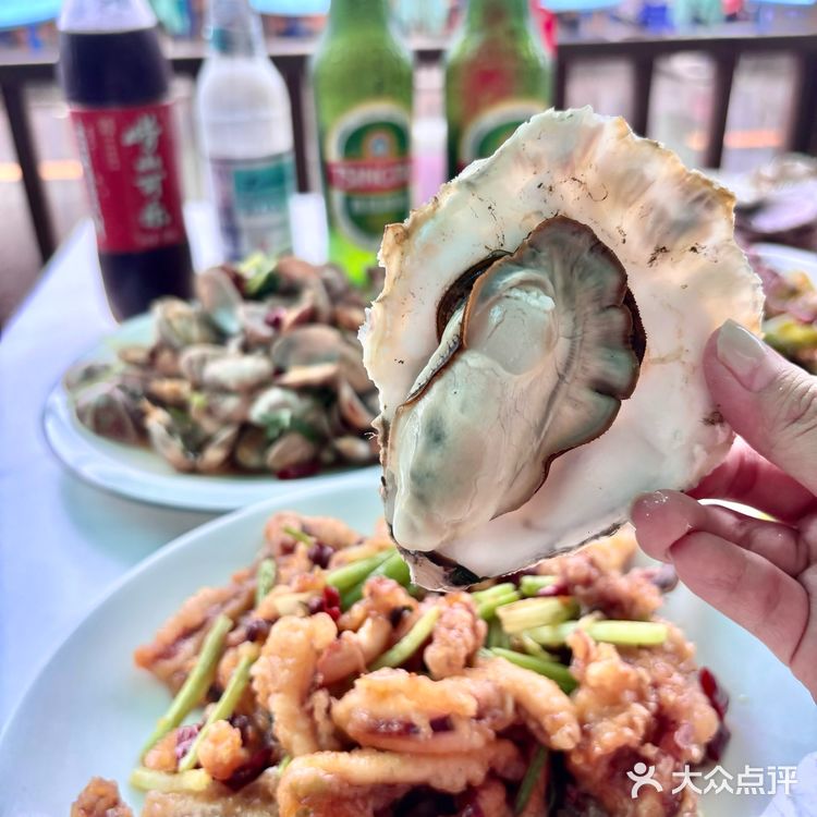 逛完啤酒城，正好来品尝美食啦~