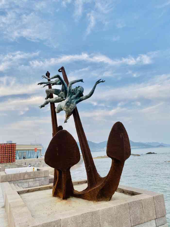 海滨雕塑园-"是沿海的又一处景点,里面风景不错,还有雕.