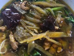 酸菜肉丝米线-越洋肖氏老米线(杨家坪店)