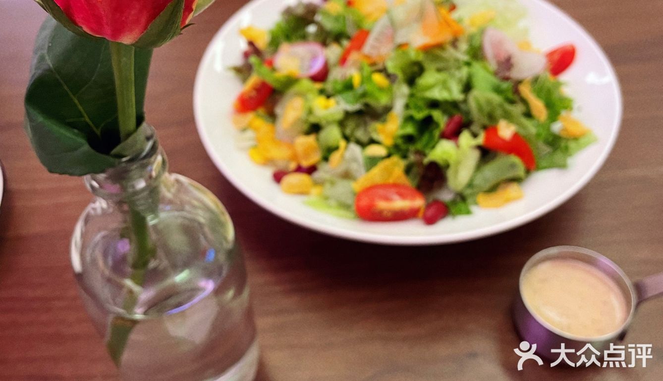 成都探店|这家西餐厅，一步一景，落日斜阳的环境也太美了吧[爱心]