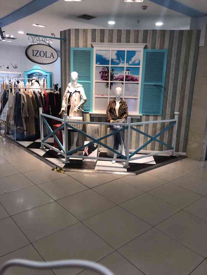 这是一家卖女装的店是在望江路的物美一楼,我感觉还是非常不错的呢,是