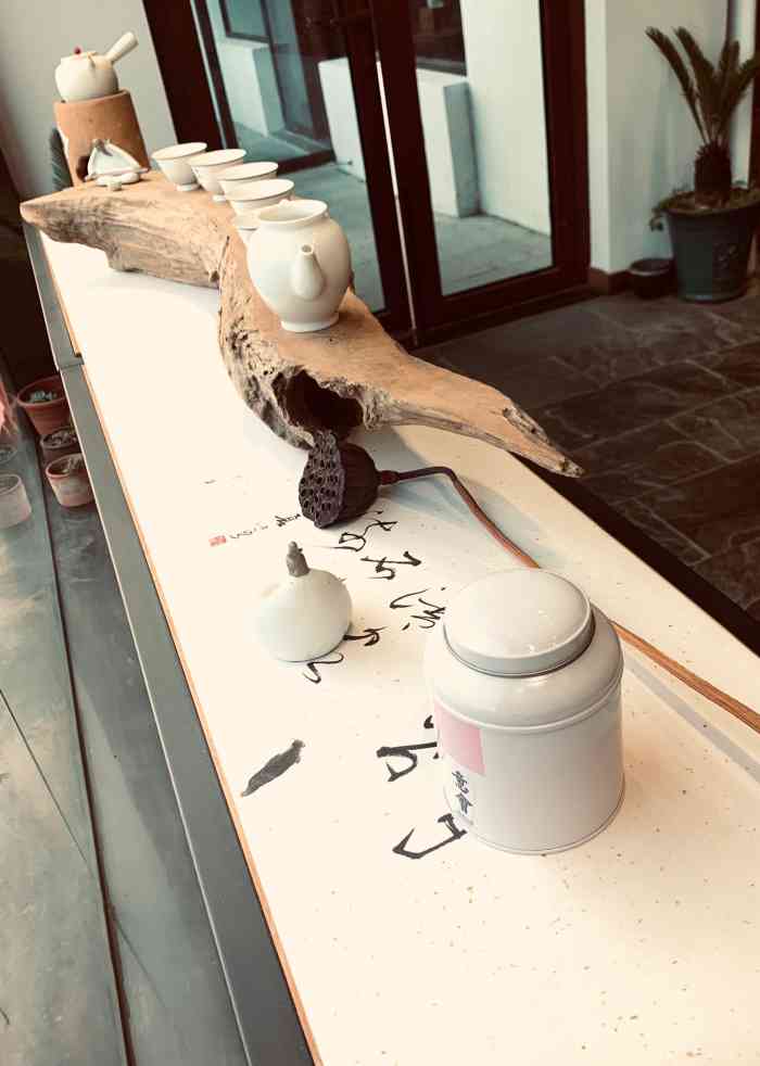 绿雪芽本来茶馆-"这家店在一个老街上,但老街也是翻新的商业.