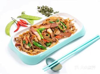 烟笋腊肉  一端上桌，醇厚香味扑鼻