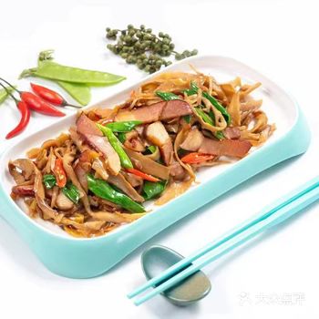 烟笋腊肉  一端上桌，醇厚香味扑鼻