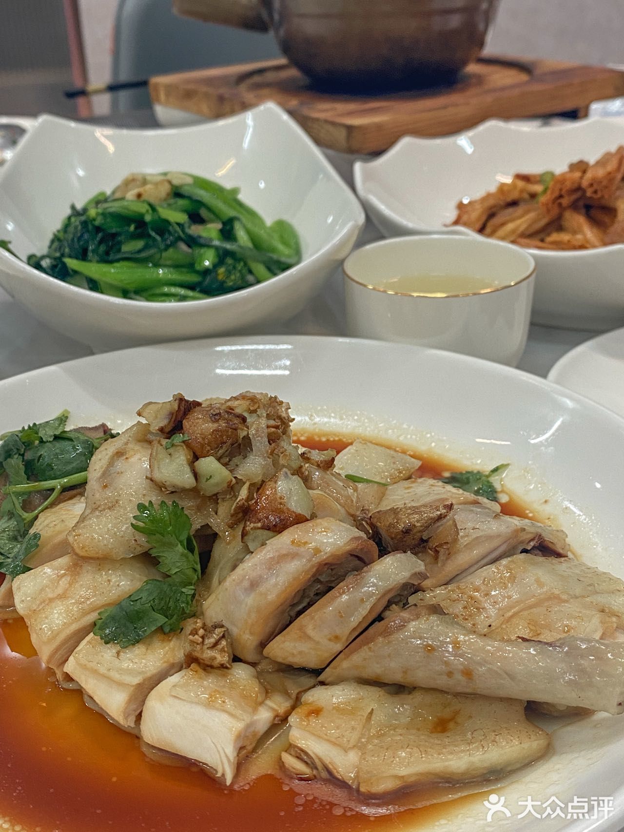 每一口都是客家菜的独特魅力。豆腐的软糯配上肉馅的鲜美
