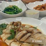 每一口都是客家菜的独特魅力。豆腐的软糯配上肉馅的鲜美