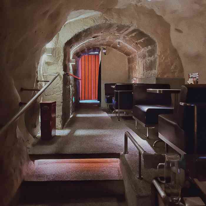 特色开在防空洞里面的酒吧就在李子坝轻轨站附近静中取闹再high也不会