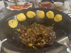 小鸡炖蘑菇-粘豆包柴火铁锅炖