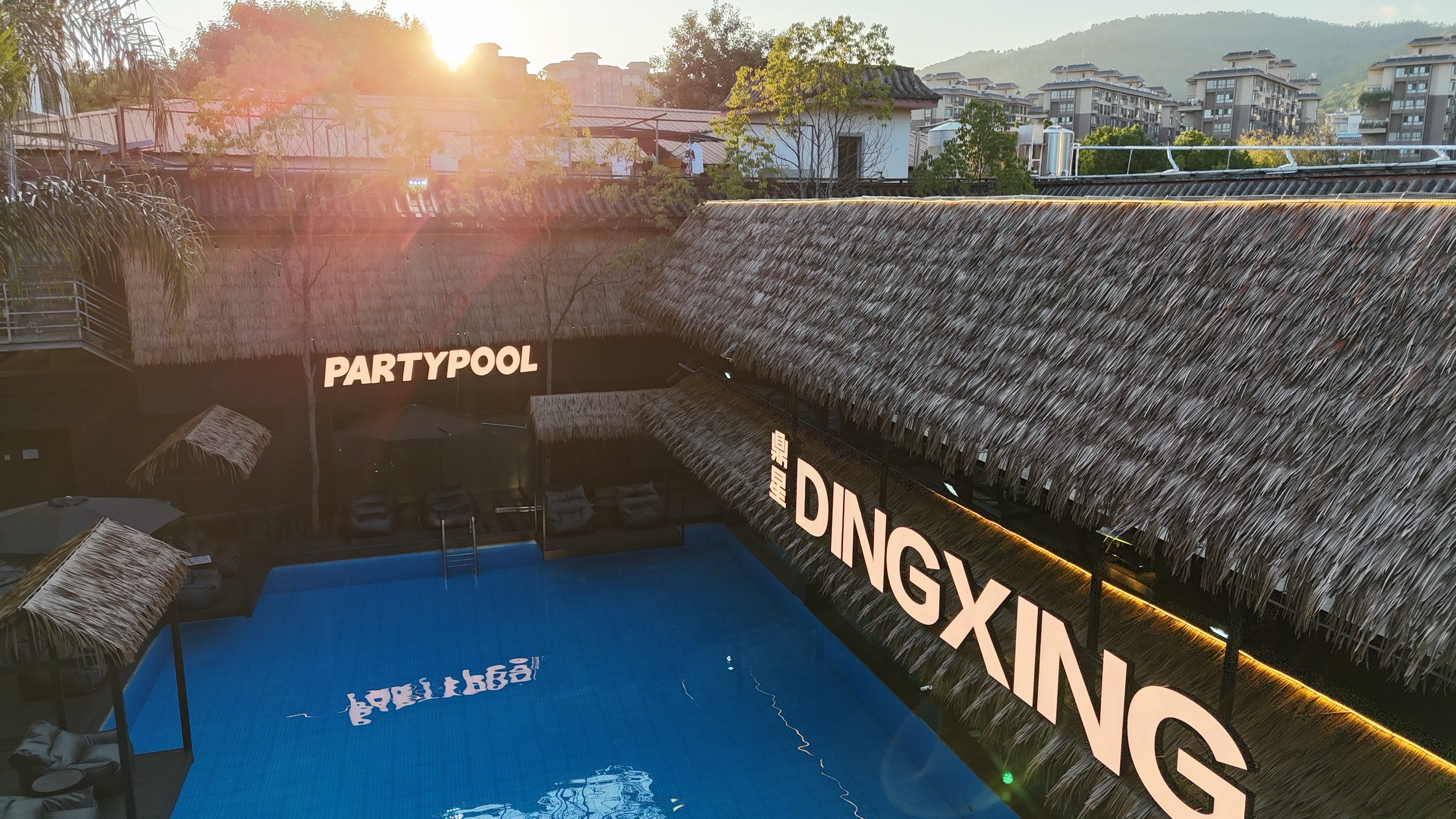 夕阳下的鼎星温泉度假酒店真美