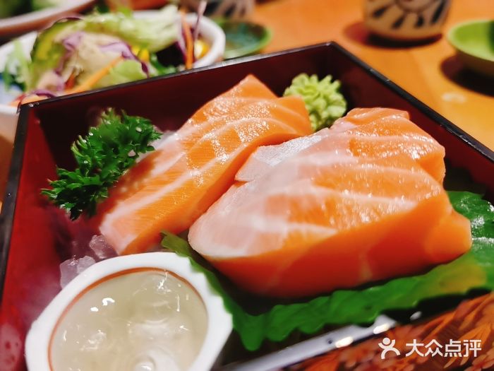 有喜屋·鲜鸡板前烧鸟(徐家汇店)三文鱼刺身图片