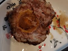 鸭蛋黄狮子头-梅飞酒家(名辉豪庭店)