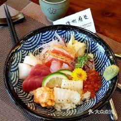 生魚片丼飯（附沙拉，飲料。限中午供餐）