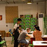 解放碑较场口地铁站附近，很好找的，店的环境很好