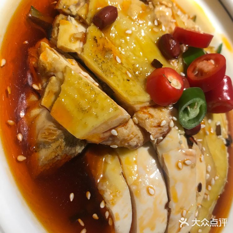 装修比较简单，光线有点黑，整体还是有些不一样的格调