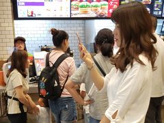 等位区-汉堡王(砂之船奥莱店)