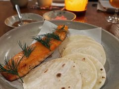 烟熏三文鱼配烤饺子皮和芥末籽酱-BOR Eatery(安福路店)