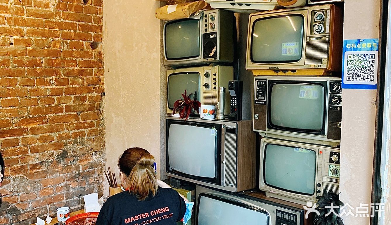 藏在大树背后的麻辣烫