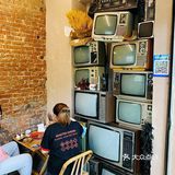 藏在大树背后的麻辣烫