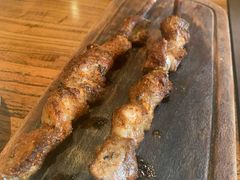 红柳羊肉串-阿里家·新疆烤肉酒場 by MIG