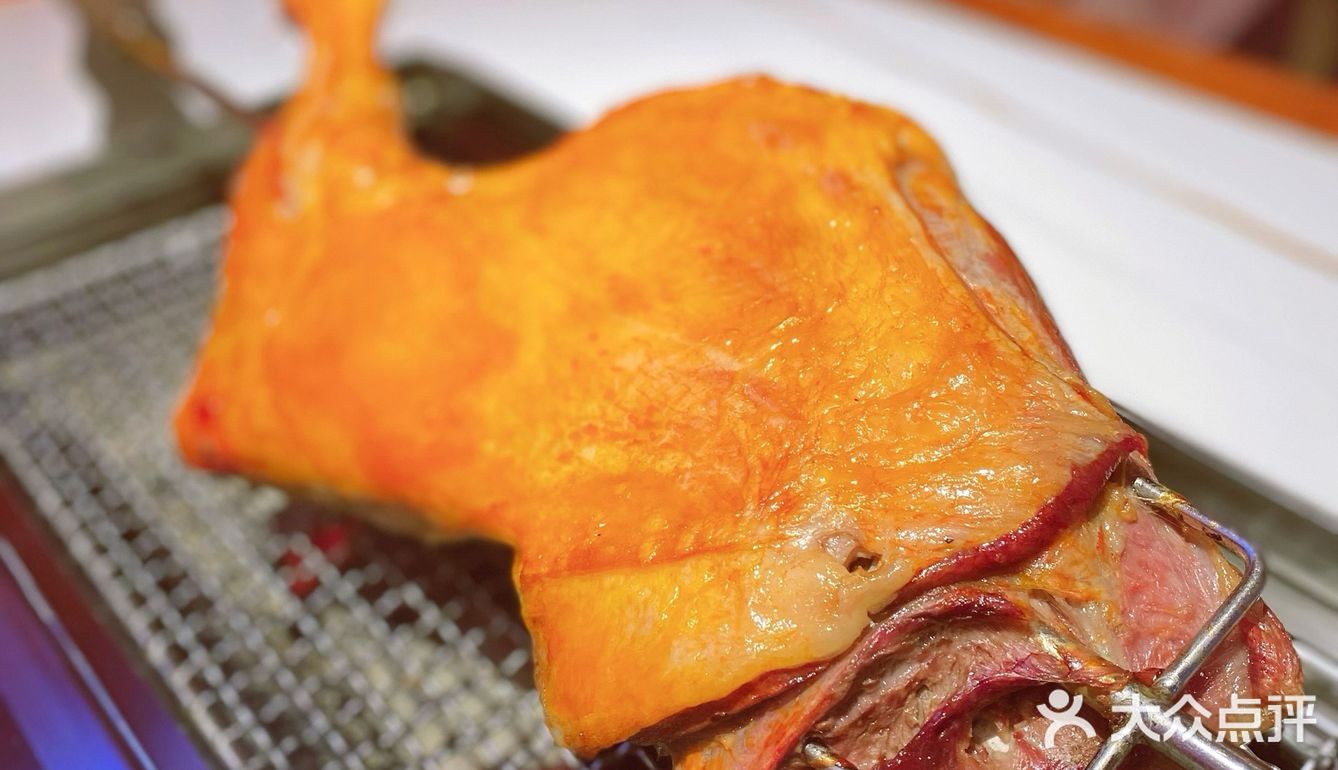 大口吃肉喝酒的快乐丨蒙天骄炭烤羊腿