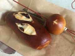 红豆碱水面包-天井·丑面包搭咖啡