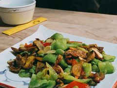 皱皮椒炒牛肝菌-缘生态云南菜·野生菌庭院餐厅(华侨城店)
