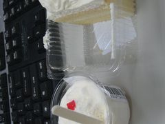 奶油小方和掼奶油-红宝石·鲜奶小方·海派西点房(金杨店)