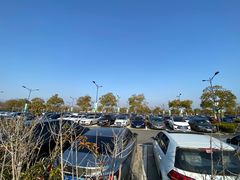 -奕欧来上海购物村停车场