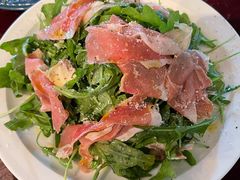 芝麻菜沙拉配风干火腿-羽深肉铺 Steak & Wine