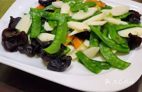 Snow Peas Stir-Fried with Black Fungus and Yam