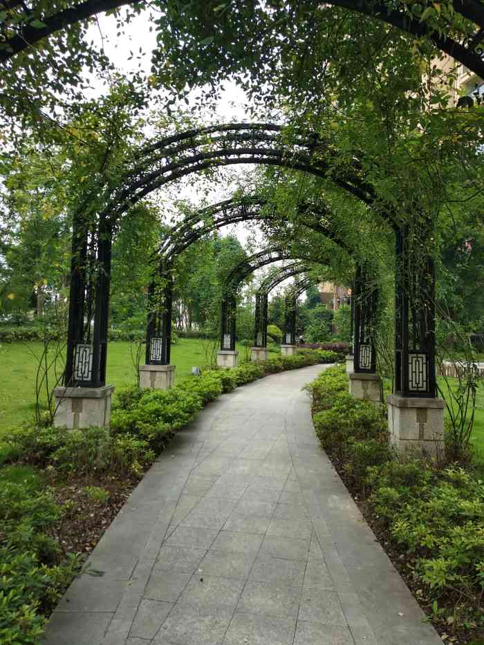 香堤澜湾-"香堤澜湾小区位于长寿新城,这里的环境小区.