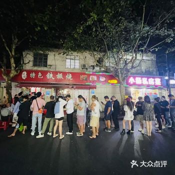 据说这个胖叔叔卖了18年铁板烧，总是天黑出摊