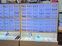 -天空之镜眼镜店蔡司依视路配镜授权零售店(望京颐堤港店)