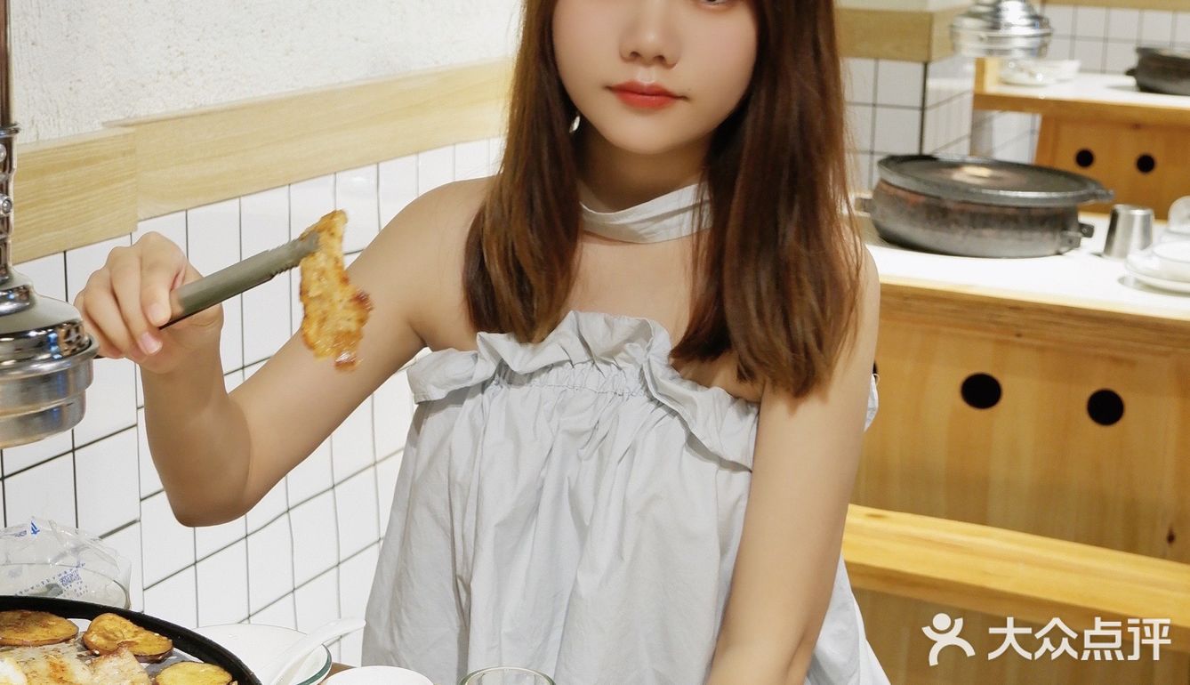 坐落于西街的一家绝美烤肉店  阳台上可近观西街的热闹