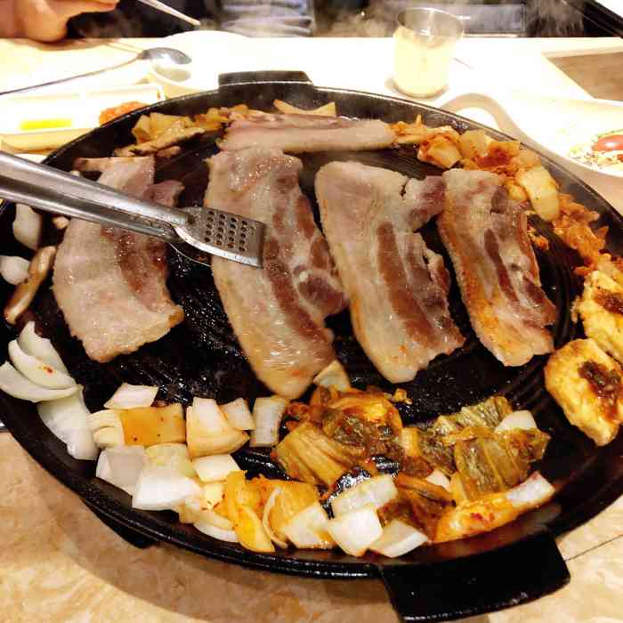 辛成烤肉(高新万达店)-"地理位置:位于万达广场金街.环境整体来说.