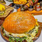 比我脸还大的大汉堡🍔 呃～好撑哦