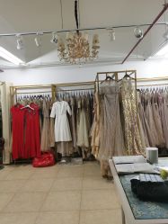 -月月婚纱礼服仓储店(王府井店)