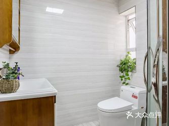 书房的风格延续了全屋的温馨随性，平时这间房做为书房使