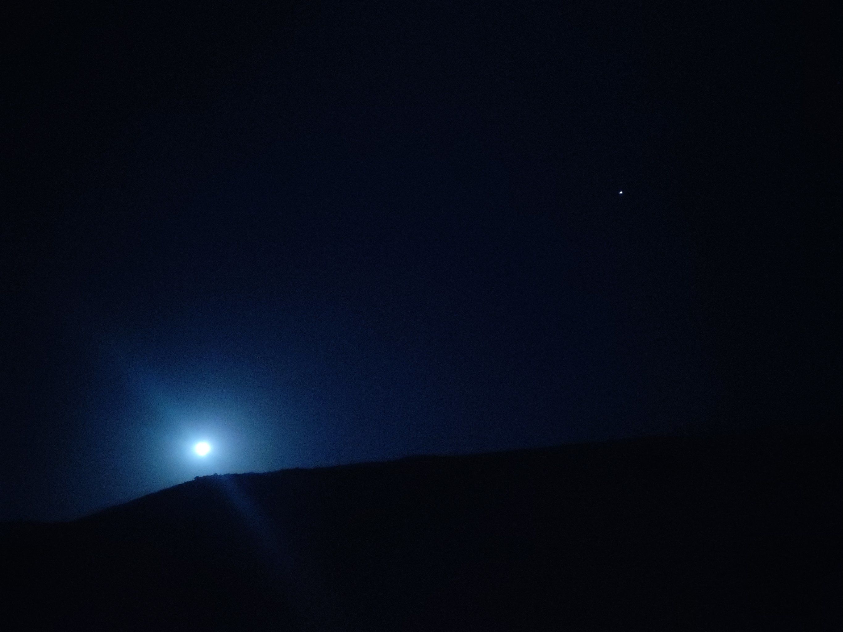 天空越黑,星星月亮