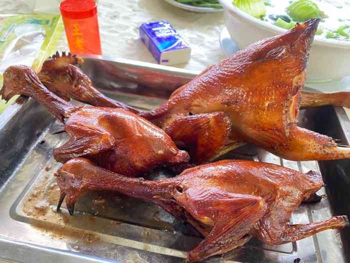 花果山正宗太和吊烧鸡-"这是一家需要提前去占座的店～七拐八拐按.