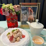 大肠中间夹着大葱蘸上特制酱料一口大满足呀