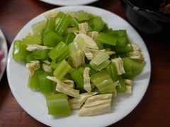 芹菜腐竹-宝瑞门钉肉饼店